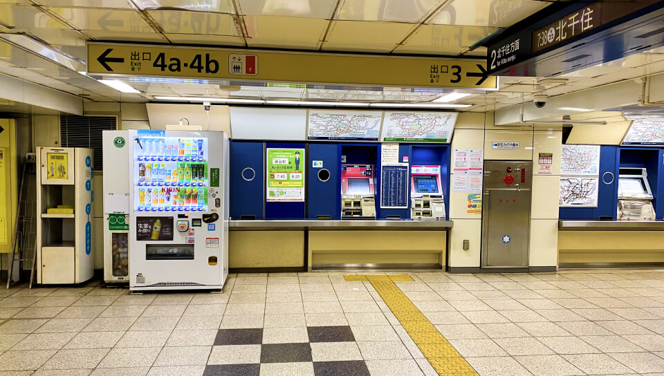 まずは虎ノ門方面改札出て左へ