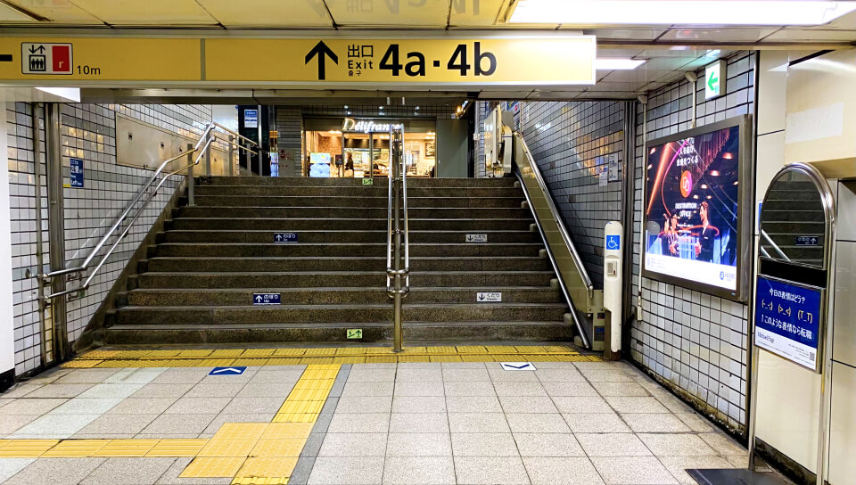 まっすぐ進み、つきあたりの「VIE DE FRANCE」を右へ